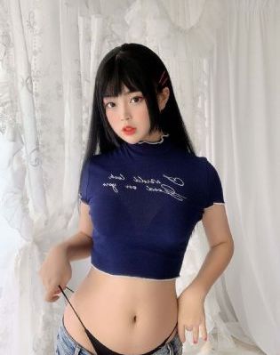 她唇之下